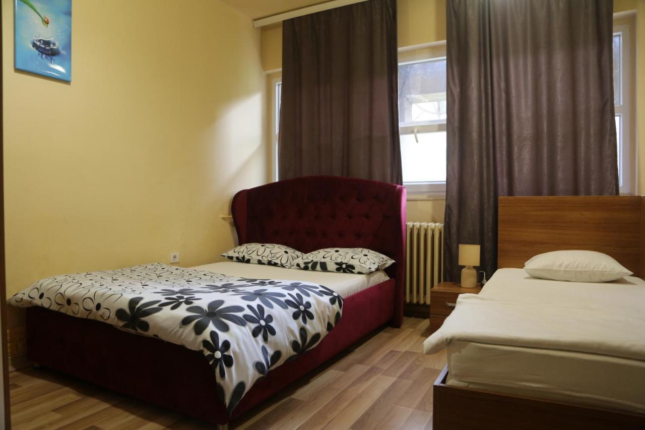 Moon Hostel Pristina Exterior photo