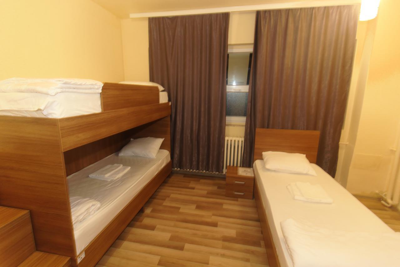 Moon Hostel Pristina Exterior photo